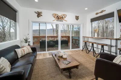 Image de Tranquil & Stylish ~ Near Skiing ~ Hot Tub ~ Views