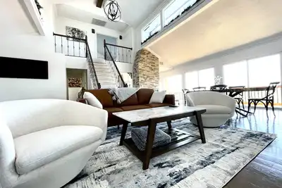 Image de Luxury lake house with must see view year round