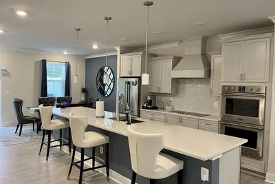 Image de 2 miles to the Boardwalk! 4 Level Townhome with rooftop deck