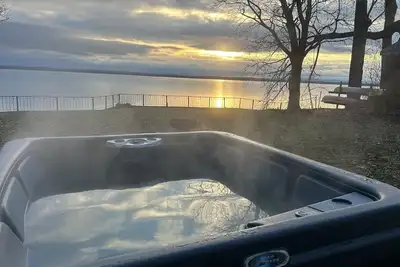 Image de Lakeside Sunrise Cottage with hot tub
