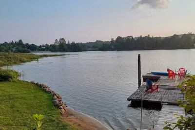 Image de Secluded Lakefront Escape on 1. 5 Acres of Pristine Waterfront