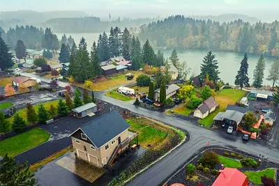 Image de Modern Chalet with Lake Views in Marina Area
