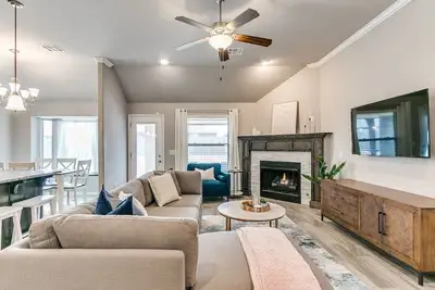 Gorgeous Edmond Home- Large Covered Patio!