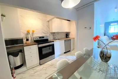 Image de A2~Sunny Terrace+Free parking+3 Full baths+5 Queen beds+3 Sofabeds~100Walk Score