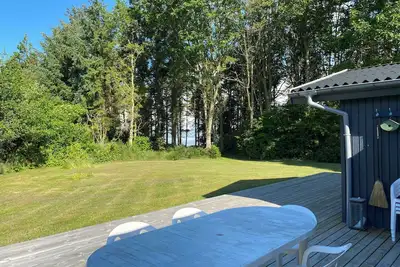 Image de Idyllic summer house at the water's edge