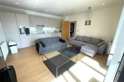 Image de London luxury apartment w/ balcony & views ~steps to train station
