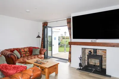 Image de The Hawthorns, pet friendly, with open fire in Llanfechell