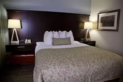 With Free Breakfast, Full Kitchen, Onsite Pool, Parking Onsite!
