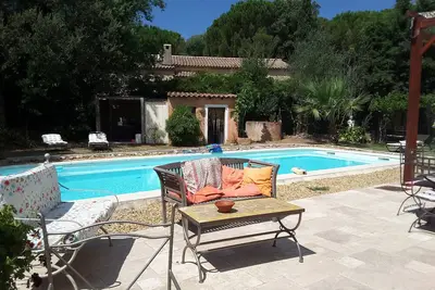 Image de Maison de famille avec piscine dans la verdure