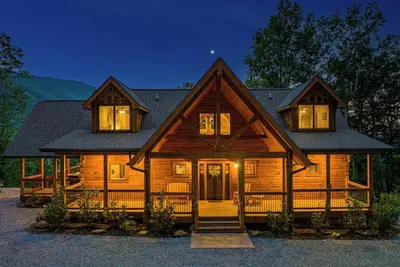 Image de Luxury Cabin: Theater, Fire pit, Mtn Views and private hot tub!