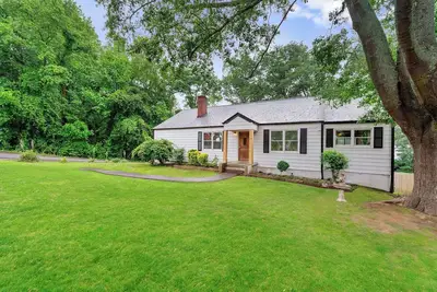 Image de Largest guest capacity in walking distance to Canton St, group & pet friendly!