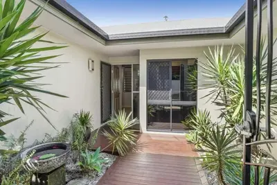 Image de Elevated position with city, mountain and ocean views!