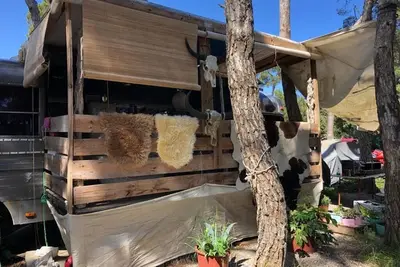 Image de vintage camper, old american  bus. perfect for a couple or a family with kids