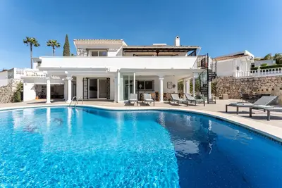 Image de Maison de vacances 'Beachfront Luxury Villa La Cala' avec piscine privée, Wi-Fi et climatisation