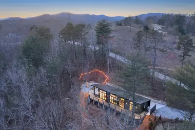 Image de Zenplicity Cabin. Pet friendly, views, hot tub, smart home! 5 minutes from Tgsp