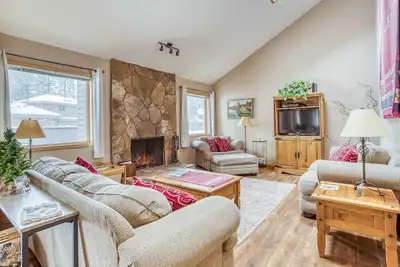 Image de Cozy, Single-Level Home with Hot Tub!