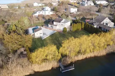 Image de Fully-equipped waterfront 4-bedroom home in beautiful Quogue Village