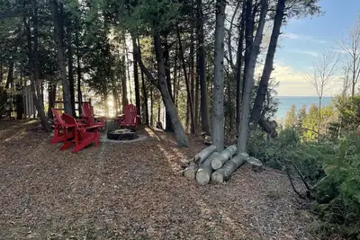 Image de Lake-view Cottage on the bluffs above Lake Huron. Private Stairs down to beach.