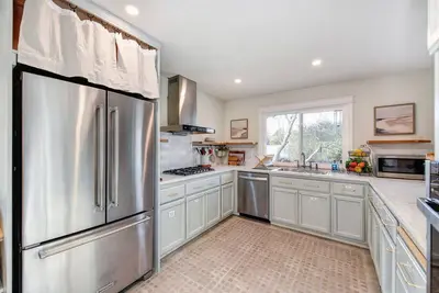 Image de Luxurious 5br, 3ba home with full kitchen, 2 living rooms, office and yard.