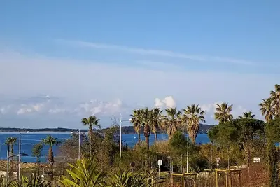 Image de T2 en Rdj avec terrasse, vue mer et piscine