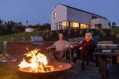 Image de Birch - Luxury cottage with stunning views, hot tub, path to beach