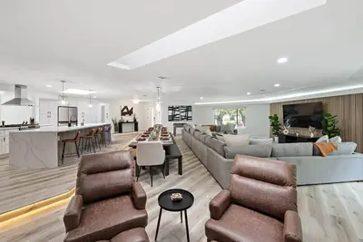 Image de *OneMileToBeach*HotTub*BeachHome*