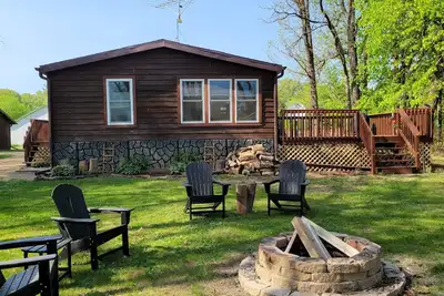 Image de Private Home, 1+acre, nearWIDells, on small lake, private pier, Free Firewood, firepit