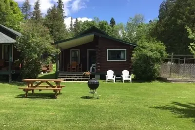 Image de LaSalle Cabin - Les Cheneaux Landing