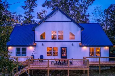 Image de Stunning Nolin Lake Luxury Cabin w/hot tub, fireplace, swingset, and more!