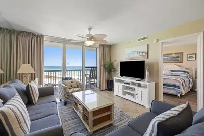 Image de Pelican Beach 0815 (2-Bedroom Condo) with Pool by Pelican Beach Management