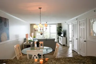 Image de Pelican Beach 0212 (2-Bedroom Condo) with Pool by Pelican Beach Management