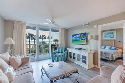 Image de Pelican Beach 0216 (2-Bedroom Condo) with Pool by Pelican Beach Management