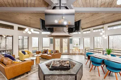 Image de Campfire Lodge: Mid-Century Charm & Indoor Fire Pit