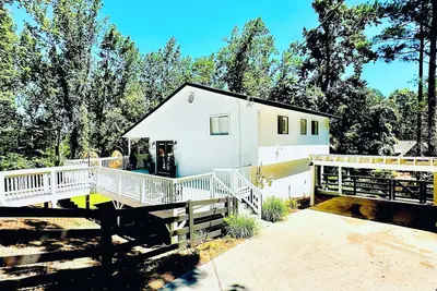 Image de Renovated Lake House on south end of lake, private dock, and hot tub