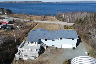 Image de 5 minutes to lighthouse sandbar beach! Views and access to harbour!