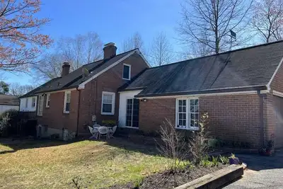Image de Charming brick ranch with an acre of beautiful garden