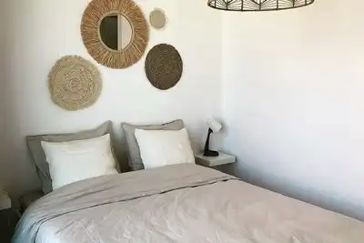Image de Bright corner apartment in prime location!