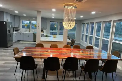 Image de Luxurious and spacious house built for entertainment 5 min walk to lake!