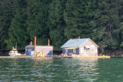 Image de Rustic Floating Home