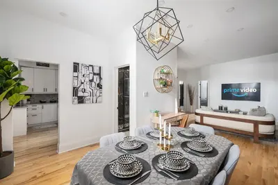 Image de Downtown Luxe: Metro, King Bed, Parking, Sleeps 6