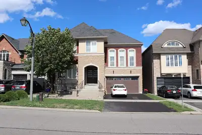 Image de Spacious 3 Bedroom walkout Basement Apartment