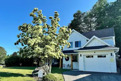 Image de Beautiful new home, short stroll to the ocean.