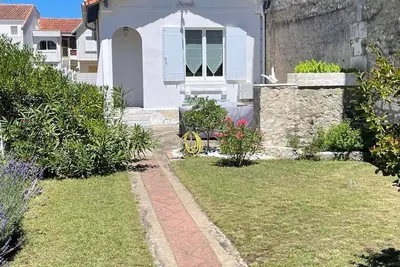 Image de Villa 1926 à Royan/Pontaillac, proche plage et commerces, 3 ch, parking privé, cuisine équipée.