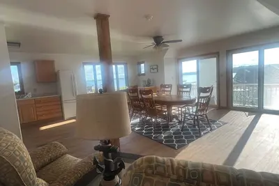 Image de Waterfront and freighter views with optional dock space