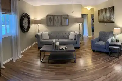 Image de Designer Getaway is a fully remodeled house close to downtown.