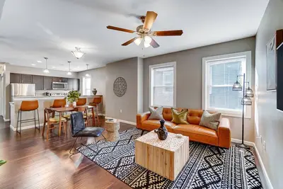 Walkable to Oakley Square-Newly Renovated-King Bed