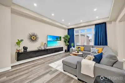 Image de 22min drive to Niagara. Sleeps 10. 1gb. 5 Bd/4 Bth