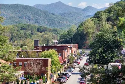 Image de Purple Mountain Hideaway in Sylva is the perfect mountain getaway!