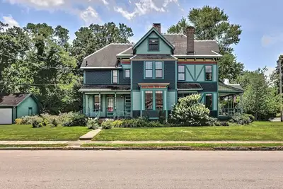Image de Grand Historic Home-4 Mi to Wec!