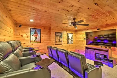Image de Large Mtn Retreat w/ Theater Room, Hot Tub, Game Room & Sunset Mountain Views!